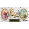 Plaque auto forme rectangle en alu striée H. 3 x 5,5 cm avec rose plus 2 résines, plusieurs saints.