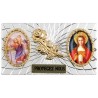 Plaque auto forme rectangle en alu striée H. 3 x 5,5 cm avec rose plus 2 résines, plusieurs saints.
