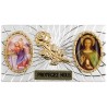 Plaque auto forme rectangle en alu striée H. 3 x 5,5 cm avec rose plus 2 résines, plusieurs saints.