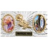 Plaque auto forme rectangle en alu striée H. 3 x 5,5 cm avec rose plus 2 résines, plusieurs saints.