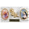 Plaque auto forme rectangle en alu striée H. 3 x 5,5 cm avec rose plus 2 résines, plusieurs saints.