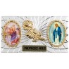 Plaque auto forme rectangle en alu striée H. 3 x 5,5 cm avec rose plus 2 résines, plusieurs saints.