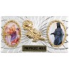 Plaque auto forme rectangle en alu striée H. 3 x 5,5 cm avec rose plus 2 résines, plusieurs saints.