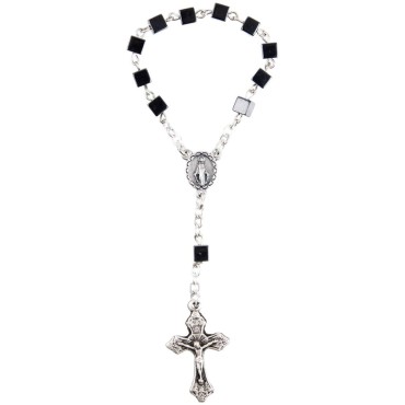 Dizainier sur chaîne grains en hématite forme cube Ø. 6 mm croix métal avec Christ..