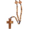 Chapelet sur corde en bois d’olivier, grains à 6 mm et pater en forme de croix. Longueur jusqu'au cœur 22 cm.