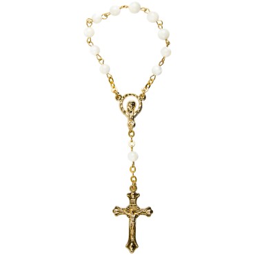 Dizainier sur chaine couleur dorée grains en nacre Ø 7 mm, croix métal avec Christ..