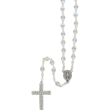 Chapelet en grains cristal Ø 5 mm, chaîne couleur argentée avec fermoir, long. 27 cm au cœur, croix strass. Livré en boîte.