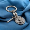 Porte cles en metal forme ovale avec St Michel entouré de rayons accompagné d'une épée en breloque H 3 cm