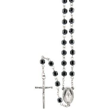 Chapelet en hématite octogonale Ø 6 mm, chaîne argentée, croix avec Christ, longueur au cœur 35 cm..