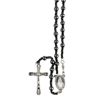 Chapelet en hématite Ø 7 mm sur câble avec fermoir, croix métal avec Christ, longueur au cœur 29 cm..