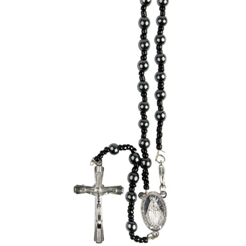 Chapelet en hématite Ø 7 mm sur câble avec fermoir, croix métal avec Christ, longueur au cœur 29 cm..