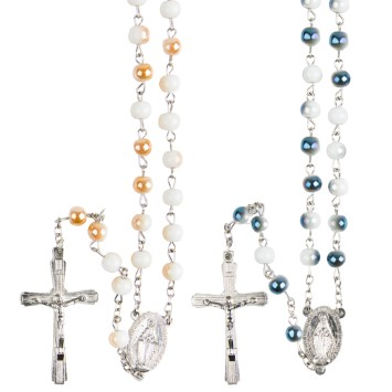 Chapelet grains bicolores blanc/brillant Ø 7 mm, chaîne argentée, croix avec Christ, longueur au cœur 34 cm. Plusieurs couleurs.