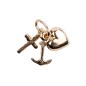 Croix de cou des 3 vertus (espérance, foi, charité) en plaqué or – H. 1 cm. Livrée en boîte..