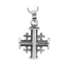 Croix de cou de Jérusalem striée en argent 925 °/°° H. 1,4 cm (1,53 g). Livrée en boite.
