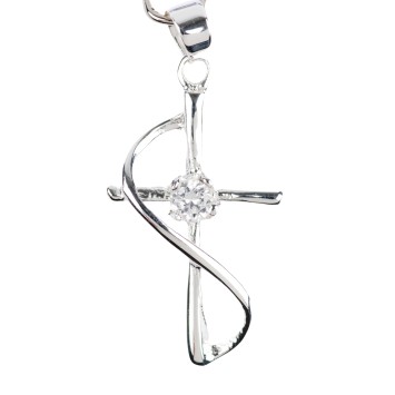 Croix de cou bâton torsadée en argent 925 °/°° avec pierres OZ au centre H. 2,3 cm (1,08 g). Livrée en boite.