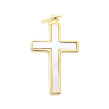 Croix de cou en plaqué or et nacre (3,45 g) – H. 2,2 cm. Livrée en boîte..