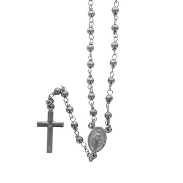 Chapelet en argent noir 925°/°° avec fermoir (7,30 g) grains Ø 2 mm croix plate. Livré en boite..