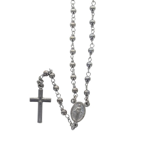 Chapelet en argent noir 925°/°° avec fermoir (7,30 g) grains Ø 2 mm croix plate. Livré en boite..