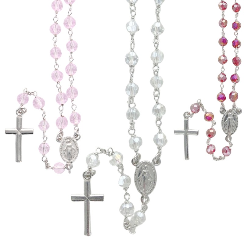 Chapelet en argent 925°/°° avec fermoir (7,30 g) grains facettes Ø 5 mm croix plate. Livre en boite. Plusieurs couleurs..