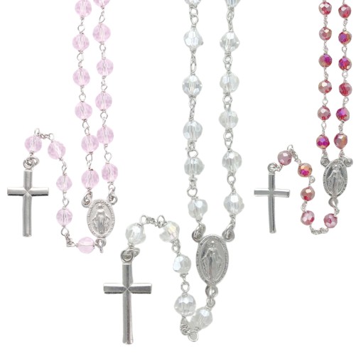 Chapelet en argent 925°/°° avec fermoir (7,30 g) grains facettes Ø 5 mm croix plate. Livre en boite. Plusieurs couleurs..