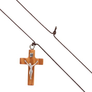 Croix en bois d olivier avec l inscription INRI et un Christ argente. H. 4 cm. Livree avec un cordon en cuir de 70 cm