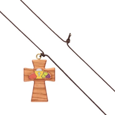 Croix en bois d'olivier avec le symbole de la communion en relief. H. 4 cm. Livrée avec un cordon en cuir de 70 cm.