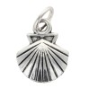 Pendentif coquille de saint Jacques en métal couleur argentée. 1 cm.