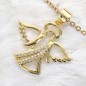 Collier avec chaine L.45 cm réglable jusqu'à 50cm avec ange strass H.2 cm en acier inoxydable dorée, livrée en pochette.