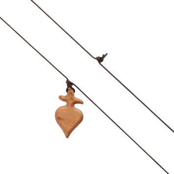 Pendentif en bois d oliver de l EX-VOTO, hauteur 3.6 cm avec cordon de 70 cm..