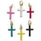 Croix de cou laiton dore, ornée de résine de différentes couleurs assorties. Hauteur : 1,2 cm. LOT DE 10.