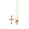 Chapelet grains nacre ronds, Ø 7 mm, chaine couleur dorée, longueur au cœur 30 cm, croix avec Christ. Livré en boite..