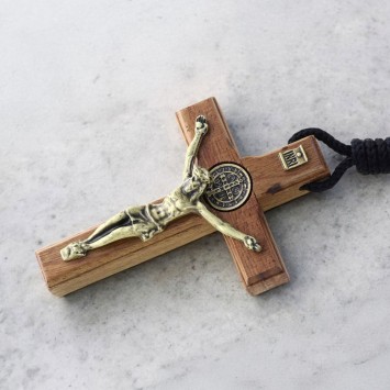 Croix en bois avec christ et médaille de saint benoit en métal couleur bronze H. 7 cm avec cordon.