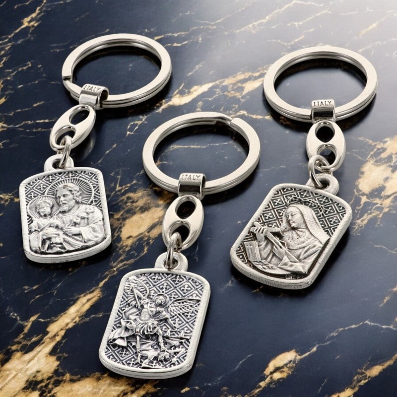 Porte-clés rectangulaire en métal argenté, style vitrail – Hauteur 3 cm, différents saints disponibles.