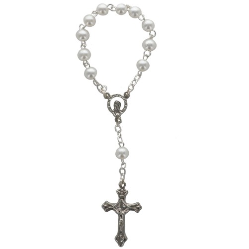 Dizainier sur chaine grains ronds de couleur blanc Ø 6 mm, croix métal avec Christ..
