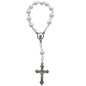 Dizainier sur chaine grains ronds de couleur blanc Ø 6 mm, croix métal avec Christ..