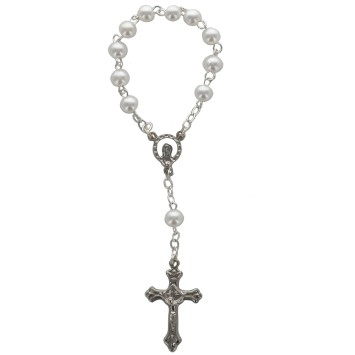 Dizainier sur chaine grains ronds de couleur blanc Ø 6 mm, croix métal avec Christ..