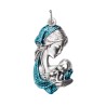 Pendentif de cou de la Vierge a l´enfant en métal couleur argentée emmaillé bleu H. 3 cm..