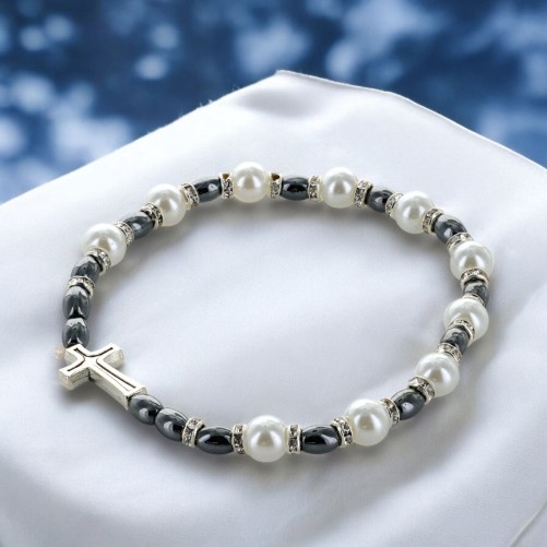 Bracelet dizainier sur élastique, grains en hématite et nacres avec strass ø 6 mm avec croix.