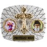 Plaque auto rectangle H. 3,5 x 4 cm arrondie en alu striée avec croix plus 2 résines, plusieurs saints.