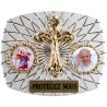 Plaque auto rectangle H. 3,5 x 4 cm arrondie en alu striée avec croix plus 2 résines, plusieurs saints.