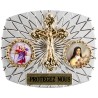 Plaque auto rectangle H. 3,5 x 4 cm arrondie en alu striée avec croix plus 2 résines, plusieurs saints.