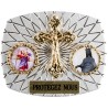 Plaque auto rectangle H. 3,5 x 4 cm arrondie en alu striée avec croix plus 2 résines, plusieurs saints.
