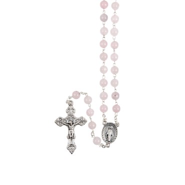 Chapelet grains quartz rose, Ø 7 mm, chaine couleur argentée, longueur au cœur 32 cm, croix avec Christ. Livré en boite..