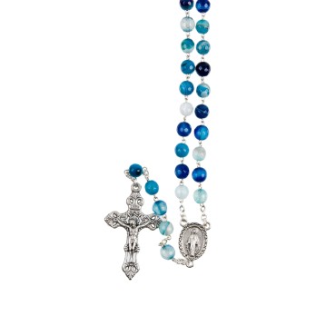 Chapelet grains agate bleue, Ø 7 mm, chaine couleur argentée, longueur au cœur 32 cm, croix avec Christ. Livré en boite..