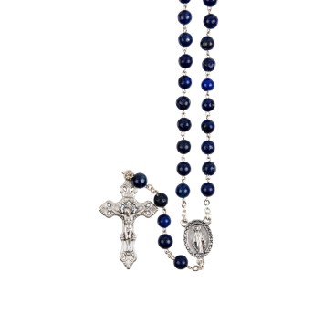 Chapelet grains lapis lazuli, Ø 7 mm, chaine couleur argentée, longueur au cœur 32 cm, croix avec Christ. Livré en boite..