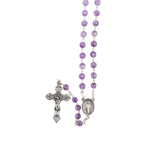 Chapelet grains améthyste, Ø 7 mm, chaine couleur argentée, longueur au cœur 32 cm, croix avec Christ. Livré en boite..