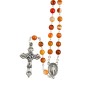Chapelet grains cornaline, Ø 7 mm, chaine couleur argentée, longueur au cœur 32 cm, croix avec Christ. Livré en boite..