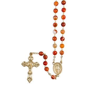 Chapelet grains cornaline, Ø 7 mm, chaine couleur dorée, longueur au cœur 32 cm, croix avec Christ. Livré en boite..
