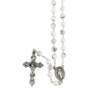 Chapelet grains agate blanche, Ø 7 mm, chaine couleur argentée, longueur au cœur 27 cm, croix avec Christ. Livré en boite..