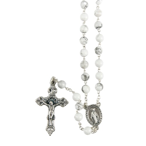 Chapelet grains agate blanche, Ø 7 mm, chaine couleur argentée, longueur au cœur 27 cm, croix avec Christ. Livré en boite..